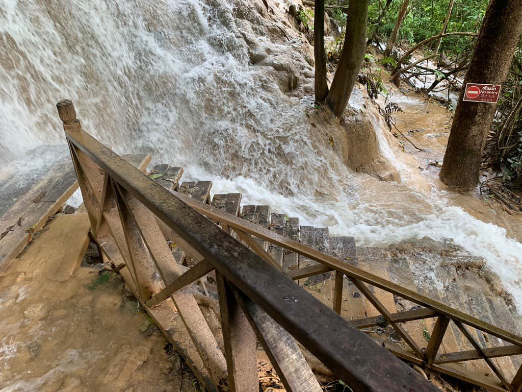 クアンシーの滝 滝の中の階段