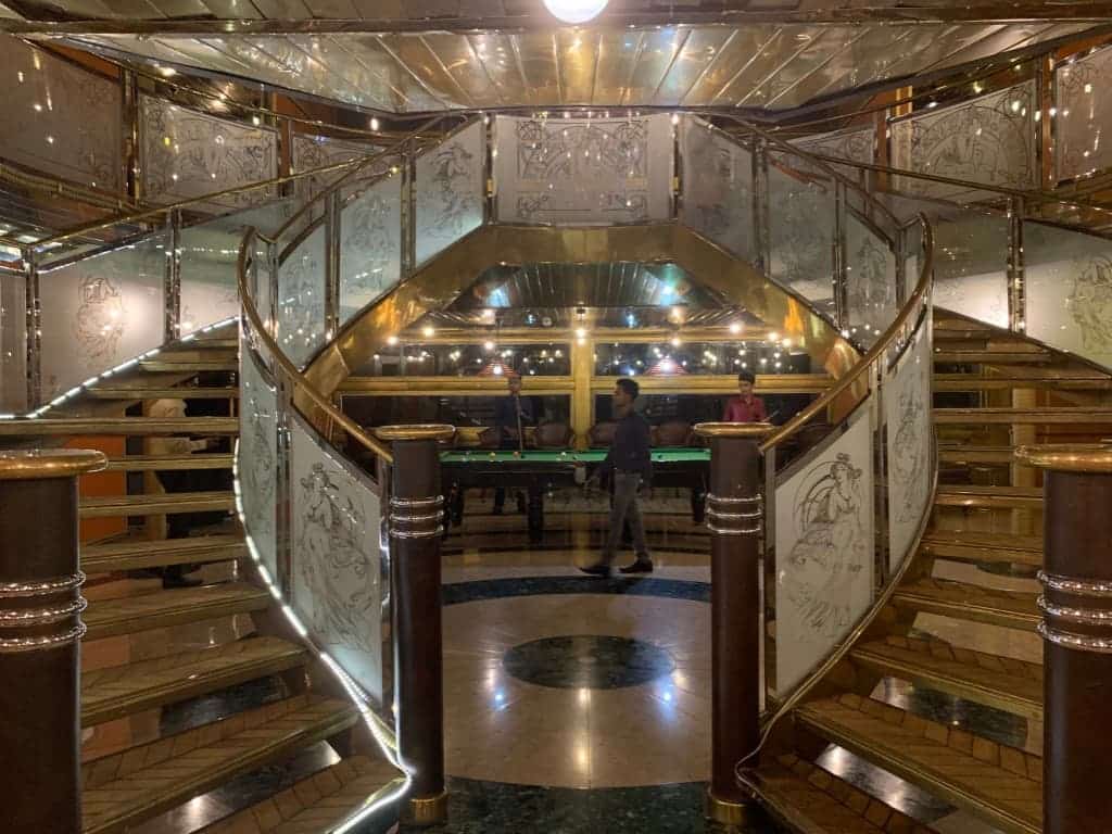 ビンテージラグジュアリーヨットホテル　階段