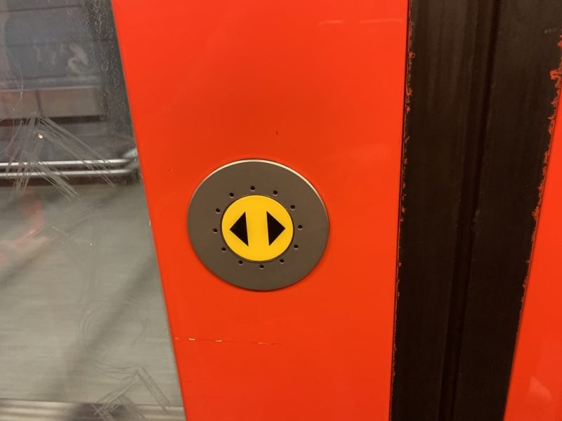 プラハ地下鉄ドア開閉ボタン