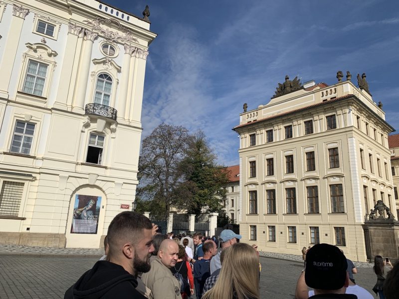 プラハ城入場の列